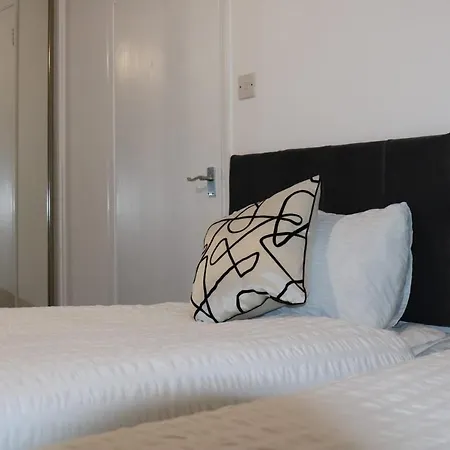 Newly Refurbished Home In Bradley Stoke, Near Cribbs Causeway, Bristol, For Long Stays, Group Stays, Contractors, Sleeps Up To 7 Guests, Free Parking!! Extérieur photo