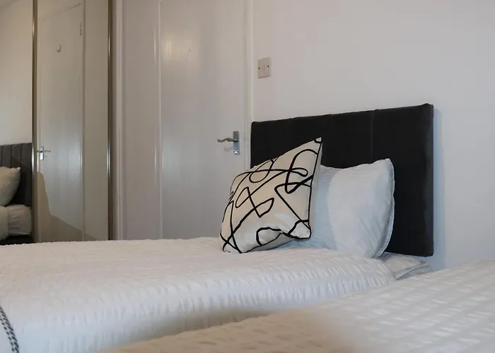 Newly Refurbished Home In Bradley Stoke, Near Cribbs Causeway, Bristol, For Long Stays, Group Stays, Contractors, Sleeps Up To 7 Guests, Free Parking!!