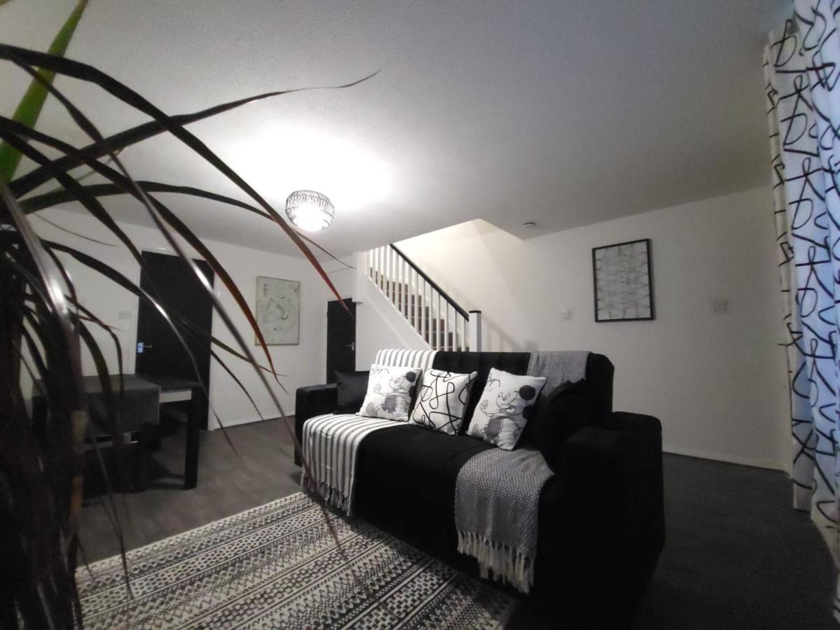 Newly Refurbished In Bradley Stoke, Near Cribbs Causeway, Bristol, For Long Stays, Group Stays, Contractors, Sleeps Up To 7 Guests, Free Parking!!