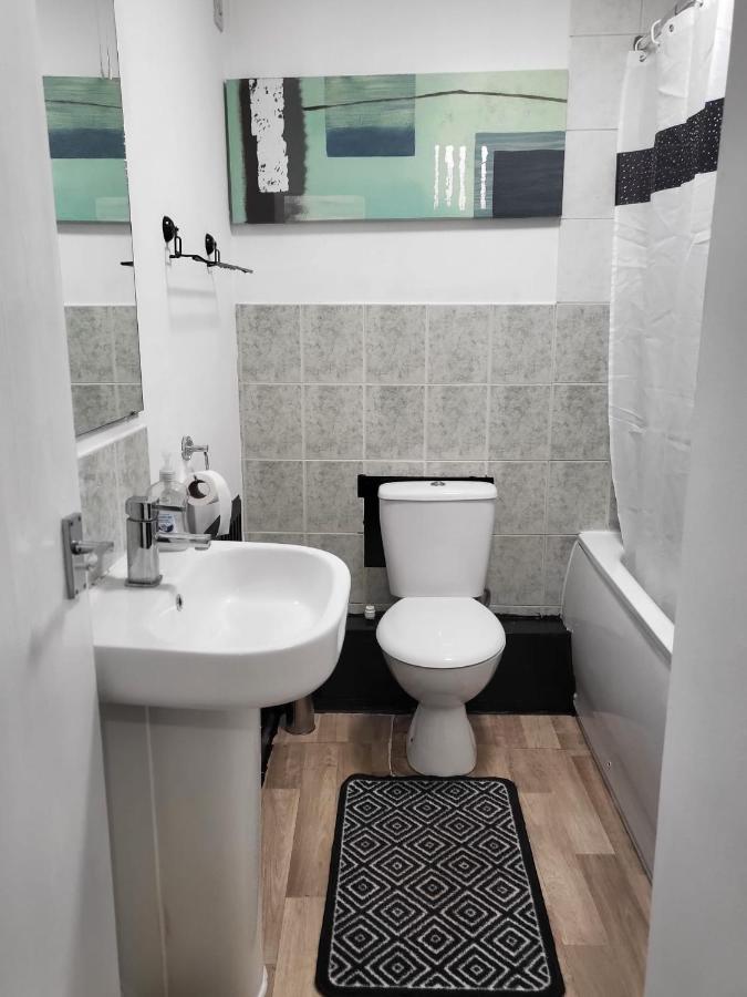 Newly Refurbished In Bradley Stoke, Near Cribbs Causeway, Bristol, For Long Stays, Group Stays, Contractors, Sleeps Up To 7 Guests, Free Parking!! *