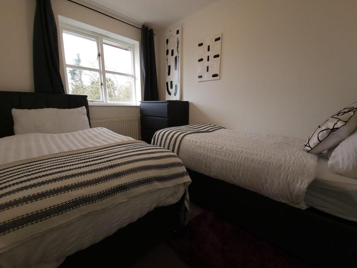 Newly Refurbished In Bradley Stoke, Near Cribbs Causeway, Bristol, For Long Stays, Group Stays, Contractors, Sleeps Up To 7 Guests, Free Parking!! *